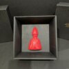 San Gennaro in ceramica rossa – Vista frontale San Gennaro in ceramica rossa, scultura artigianale napoletana realizzata a mano, esposta in cornice nera elegante, simbolo del celebre miracolo del sangue.
