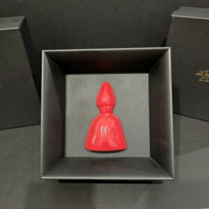 San Gennaro in ceramica rossa – Vista frontale San Gennaro in ceramica rossa, scultura artigianale napoletana realizzata a mano, esposta in cornice nera elegante, simbolo del celebre miracolo del sangue.