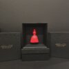 San Gennaro in ceramica rossa – Con confezione Arte & Idee Opera artigianale San Gennaro in ceramica rossa, collocata in cornice nera e presentata con confezione Arte & Idee, simbolo di fede e tradizione napoletana.