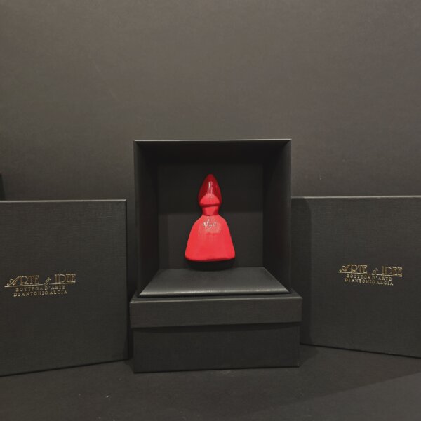 San Gennaro in ceramica rossa – Con confezione Arte & Idee Opera artigianale San Gennaro in ceramica rossa, collocata in cornice nera e presentata con confezione Arte & Idee, simbolo di fede e tradizione napoletana.