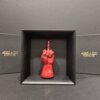 Il dito che dice tutto – scultura in ceramica rossa vista frontale in cornice nera Mano in ceramica rossa con dito medio, trasformata in oggetto artistico di design ironico e dissacrante, perfetto per chi ama distinguersi.