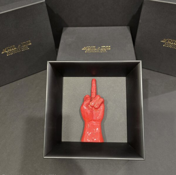 Il dito che dice tutto – scultura in ceramica rossa vista dall’alto in cornice nera Opera in ceramica smaltata rossa che raffigura una mano con dito medio, simbolo irriverente e contemporaneo dello stile pop art.