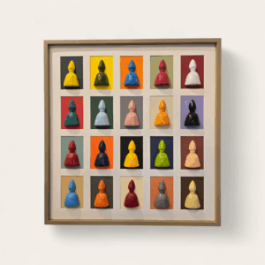 Opera artistica Le 20 Mitre di San Gennaro con venti busti colorati in ceramica disposti su sfondi variopinti all’interno di una cornice moderna.