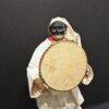 Scultura in terracotta di Pulcinella con tamburello e cappuccio bianco, lavorata a mano da artigiani napoletani.