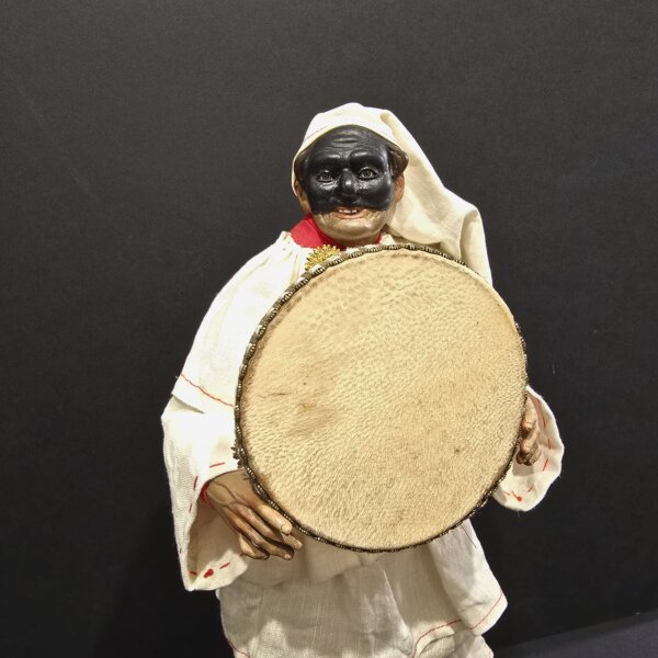 Scultura in terracotta di Pulcinella con tamburello e cappuccio bianco, lavorata a mano da artigiani napoletani.