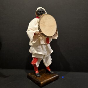 Pulcinella con tamburello e cappuccio bianco – dettaglio primo piano Dettaglio della scultura in terracotta di Pulcinella con tamburello e cappuccio bianco, maschera napoletana tradizionale. Vestito bianco con impunture rosso che mantiene un classico tamburello napoletano.