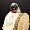Pulcinella in terracotta con tamburello e cappuccio bianco, scultura artigianale tipica della tradizione napoletana.