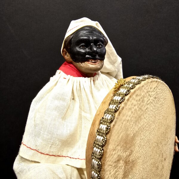 Pulcinella in terracotta con tamburello e cappuccio bianco, scultura artigianale tipica della tradizione napoletana.