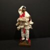 Pulcinella con pizza napoletana in terracotta vista frontale Scultura artigianale Pulcinella con pizza napoletana in terracotta, realizzata a mano.