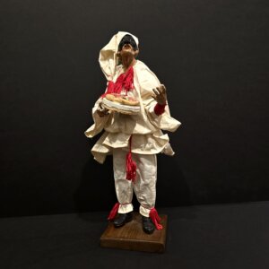 Scultura artigianale Pulcinella con pizza napoletana in terracotta, realizzata a mano.