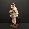 Pulcinella con pizza napoletana scultura laterale Vista laterale della scultura in terracotta di Pulcinella con pizza napoletana, lavorazione artigianale.