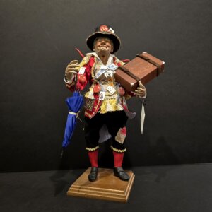 Foto frontale dello Sciò Sciò Portafortuna con Valigia Marrone e Ombrello Blu, figura artigianale napoletana.