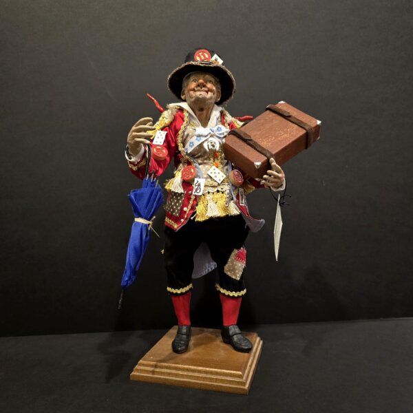 Foto frontale dello Sciò Sciò Portafortuna con Valigia Marrone e Ombrello Blu, figura artigianale napoletana.