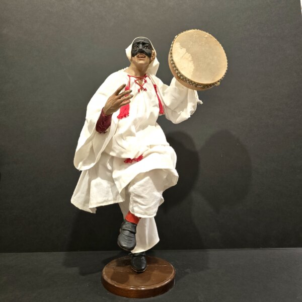 Statuetta artigianale di Pulcinella in terracotta, con abito bianco e tamburello, in posa danzante.