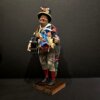 Statua artigianale Sciò Sciò Portafortuna con valigia e ombrello colorato, vista completa.