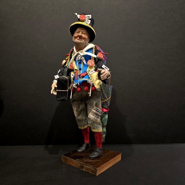 Statua artigianale Sciò Sciò Portafortuna con valigia e ombrello colorato, vista completa.