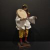 Pulcinella con tamburello e pantaloni gialli – statua intera Scultura in terracotta di Pulcinella con tamburello e pantaloni gialli, statua artigianale napoletana.