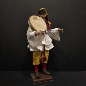 Pulcinella con tamburello e pantaloni gialli – statua intera Scultura in terracotta di Pulcinella con tamburello e pantaloni gialli, statua artigianale napoletana.