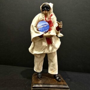 Pulcinella con tamburello dipinto Vesuvio – statua artigianale Statua di Pulcinella in terracotta con tamburello dipinto Vesuvio, artigianato napoletano
