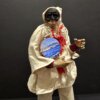 Pulcinella artigianale con tamburello Vesuvio Pulcinella con tamburello dipinto a mano raffigurante il Vesuvio, scultura napoletana