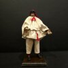 Pulcinella con berretto rosso e completo tradizionale – vista frontale Scultura artigianale in terracotta raffigurante Pulcinella con berretto rosso e completo tradizionale, vista frontale.