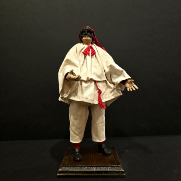 Pulcinella con berretto rosso e completo tradizionale – vista frontale Scultura artigianale in terracotta raffigurante Pulcinella con berretto rosso e completo tradizionale, vista frontale.