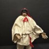 Pulcinella con berretto rosso – dettaglio busto Dettaglio del busto di Pulcinella con maschera nera e berretto rosso in terracotta artigianale.