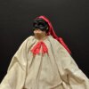 Pulcinella con berretto rosso – dettaglio ravvicinato Primo piano della scultura di Pulcinella con maschera nera e berretto rosso, realizzata a mano in terracotta.