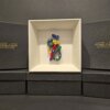 Vista frontale dell’Asso di Spade in ceramica dipinta a mano, montato su cornice bianca, simbolo di coraggio e protezione nella tradizione napoletana.