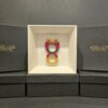 Asso di Denari in ceramica artigianale – Arte & Idee Scultura in ceramica colorata dell’Asso di Denari, realizzata e dipinta a mano, presentata in cornice bianca con sfondo elegante nero.