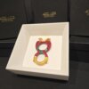 Asso di Denari in ceramica dipinta a mano – collezione Arte & Idee Dettaglio prospettico dell’Asso di Denari in ceramica, raffigurato in cornice bianca moderna, con colori vivaci che richiamano tradizione e artigianato napoletano.