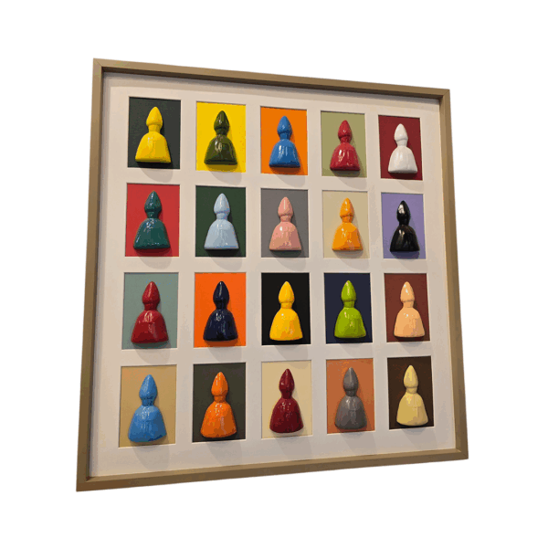 Quadro Le 20 Mitre di San Gennaro fotografato in prospettiva laterale sinistra, con busti colorati di San Gennaro in ceramica su sfondi multicolore.