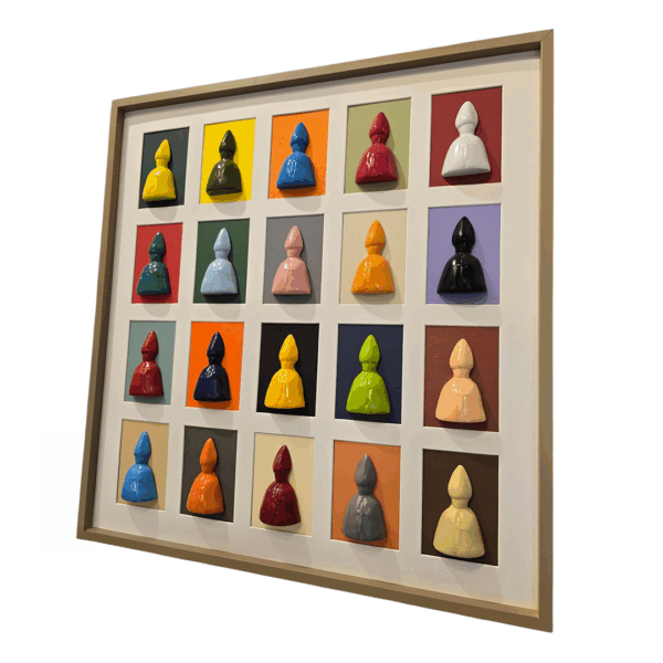 Opera Le 20 Mitre di San Gennaro ripresa in prospettiva laterale destra, con venti elementi in ceramica smaltata colorata disposti su sfondi rettangolari.