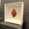 Sacro cuore in terracotta su fondo bianco
