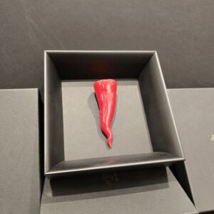 1000427924 Corno in ceramica rosso su fondo nero