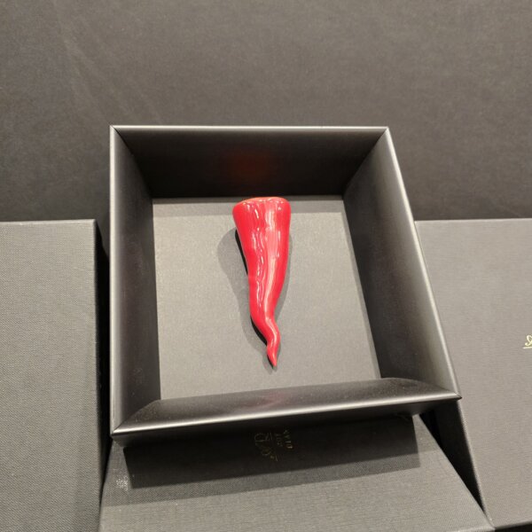1000427924 Corno in ceramica rosso su fondo nero