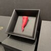1000427925 Corno in ceramica rosso su fondo nero