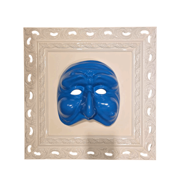 Mascherone di Pulcinella azzurro con cornice traforata Mascherone di Pulcinella azzurro con cornice traforata in legno lucido, realizzato a mano in ceramica.