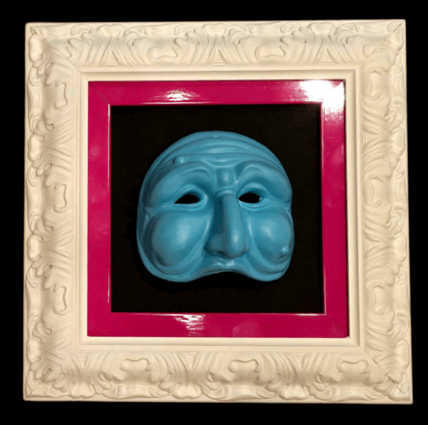 Maschera di Pulcinella azzurra con cornice bianca e fucsia Maschera di Pulcinella azzurra con doppia cornice bianca e fucsia, realizzata a mano in ceramica artigianale napoletana.