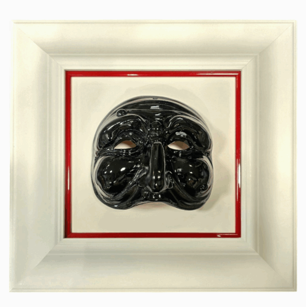 Maschera di Pulcinella nera con cornice bianca e rossa Maschera di Pulcinella nera lucida con doppia cornice bianca e rossa, lavorata a mano in ceramica.