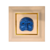 Maschera di Pulcinella azzurra con cornice bianca e dorata Maschera di Pulcinella azzurra con cornice bianca e profilo dorato, realizzata in ceramica napoletana artigianale.