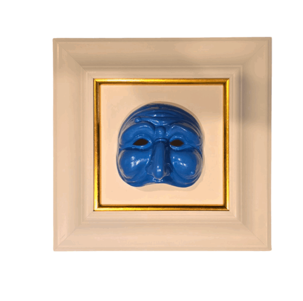 Maschera di Pulcinella azzurra con cornice bianca e dorata Maschera di Pulcinella azzurra con cornice bianca e profilo dorato, realizzata in ceramica napoletana artigianale.