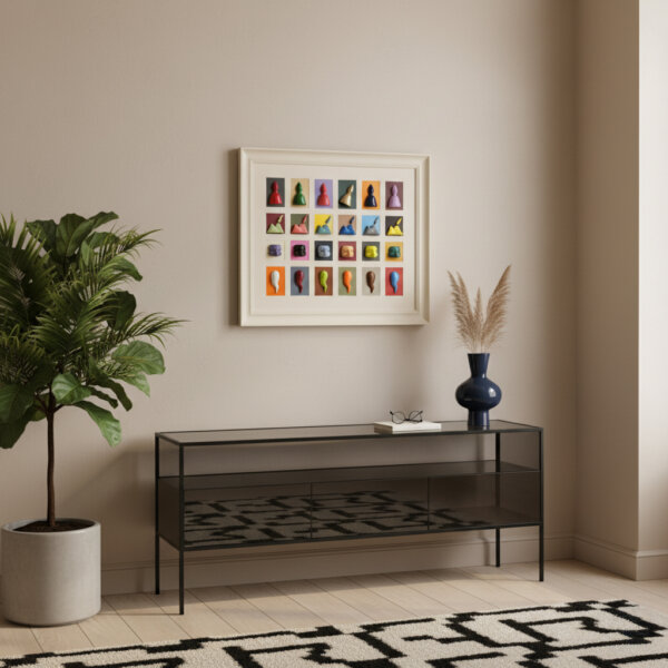 Napoli Pop – ambientazione in interni moderni Quadro Napoli Pop appeso in salotto moderno, con bassorilievi policromi e cornice chiara.
