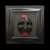 Maschera di Pulcinella nera con cornice nera e pennellata rossa Maschera di Pulcinella nera con cornice nera e pennellata rossa decorativa, simbolo della tradizione napoletana.