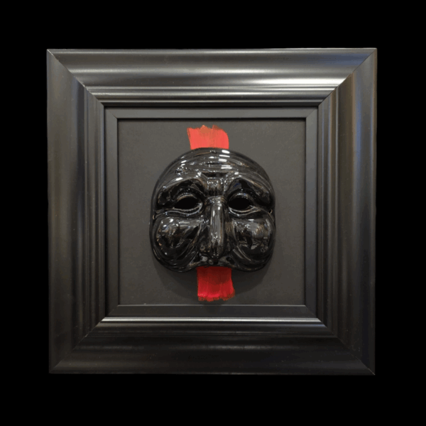 Maschera di Pulcinella nera con cornice nera e pennellata rossa Maschera di Pulcinella nera con cornice nera e pennellata rossa decorativa, simbolo della tradizione napoletana.