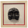 Mascherone di Pulcinella nero con doppia cornice Mascherone di Pulcinella nero con doppia cornice in legno, realizzato artigianalmente in ceramica napoletana.