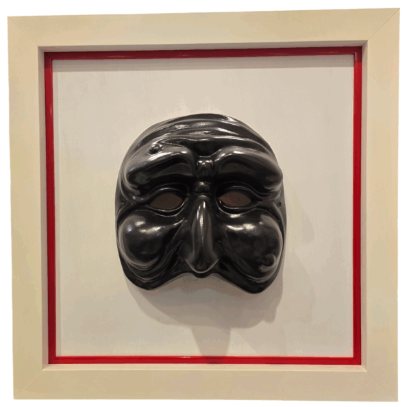 Mascherone di Pulcinella nero con doppia cornice Mascherone di Pulcinella nero con doppia cornice in legno, realizzato artigianalmente in ceramica napoletana.