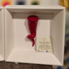 Il Corno perfetto – dettaglio del corno in ceramica Dettaglio del corno rosso in ceramica modellato e dipinto a mano nella cornice Il Corno perfetto.