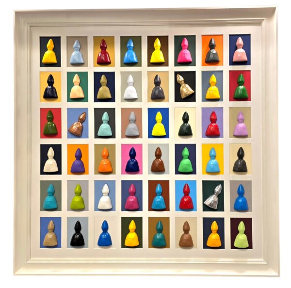San Gennaro Pop vista frontale San Gennaro Pop, opera artigianale in ceramica colorata 110x120 cm con cornice bianca e figure di San Gennaro multicolori.