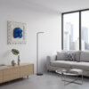 Mascherone di Pulcinella azzurro in ambiente moderno Mascherone di Pulcinella azzurro con cornice traforata in legno laccato lucido, esposto in un salotto moderno dal design minimalista.
